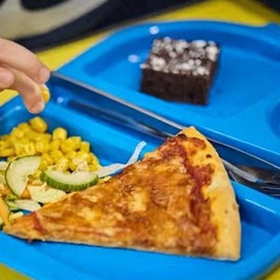 Refeições escolares na Inglaterra dominadas por opções para levar: pizza e rolinhos de salsicha