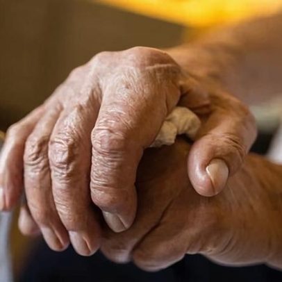 Estudo aponta uso de contenção e sedação de demência em hospitais da Inglaterra