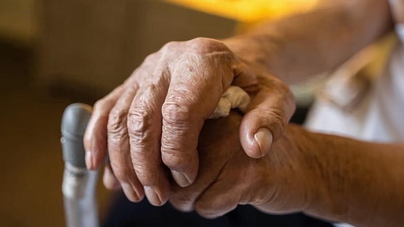 Estudo aponta uso de contenção e sedação de demência em hospitais da Inglaterra