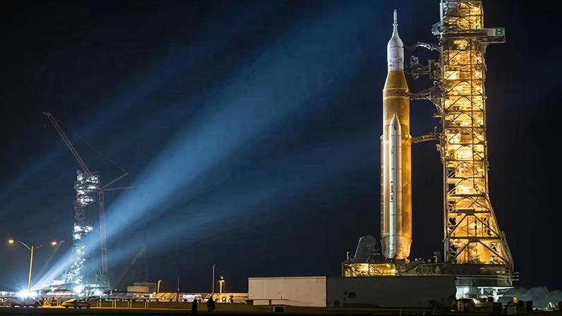 Nasa returns foguete lunar ao pátio de lançamento e mira lançamento em 1º de abril