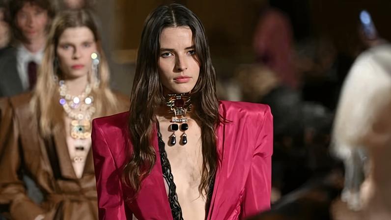 Beleza em constante mudança, tributo romano de Alessandro Michele a Valentino