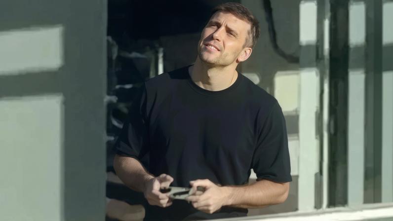 Rodrigo foi denunciado pelos vizinhos por uso de drone — Foto: Reprodução / The Sun