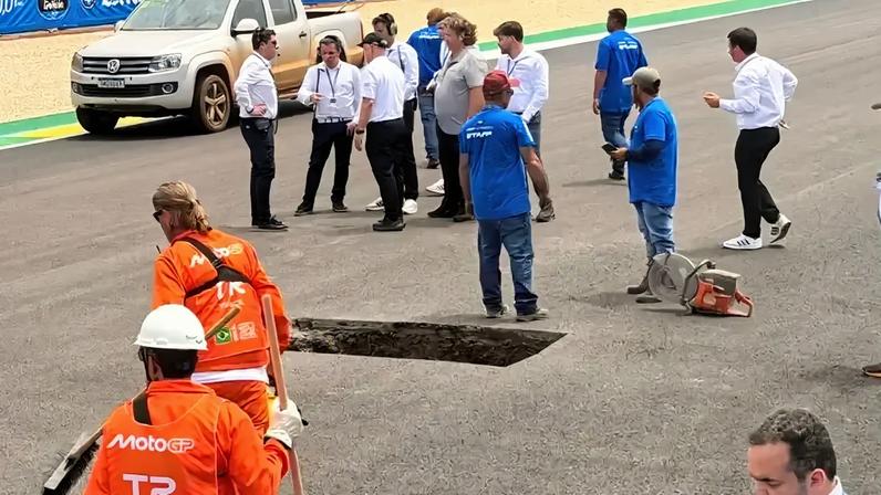Funcionários do Autódromo de Goiânia fazem o reparo da pista (Foot: X/TWITTER Rosario Triolo