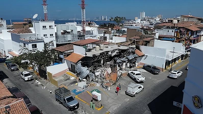 Tienda Oxxo quemada cerca del malecón de Puerto Vallarta.