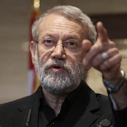 Na ausência de Khamenei, Larijani se posiciona como articulador de poder no Irã