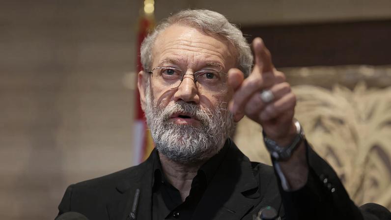 Na ausência de Khamenei, Larijani vira principal articulador do poder no Irã