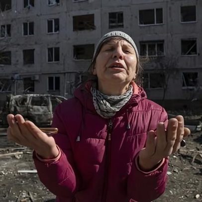 Crianças obrigadas a deixar reduto estratégico ucraniano conforme avanço russo