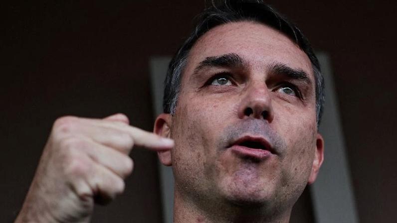 Flávio Bolsonaro realiza duas cirurgias em Brasília