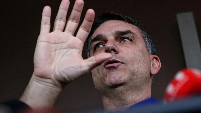 Flávio encontra dois adversários da direita na busca por vice