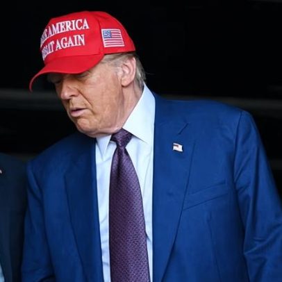 Trump apoia ameaça da FCC de retirar licenças de veículos por cobertura do Irã