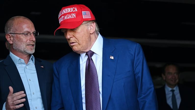 Trump apoia ameaça da FCC de retirar licenças de veículos por cobertura do Irã