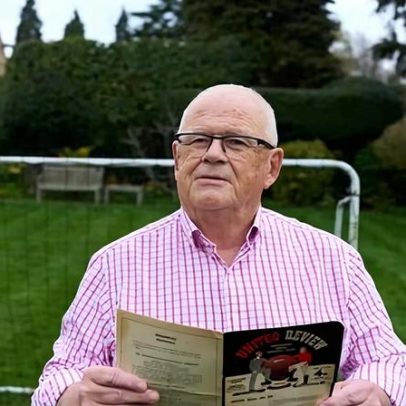 Torcedor de 76 anos do Manchester United vê assento da família ocupado por VIPs