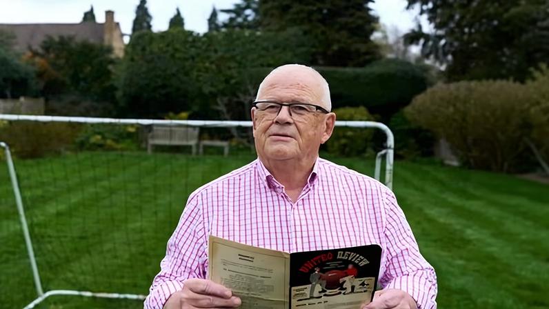 Torcedor de 76 anos do Manchester United vê assento da família ocupado por VIPs