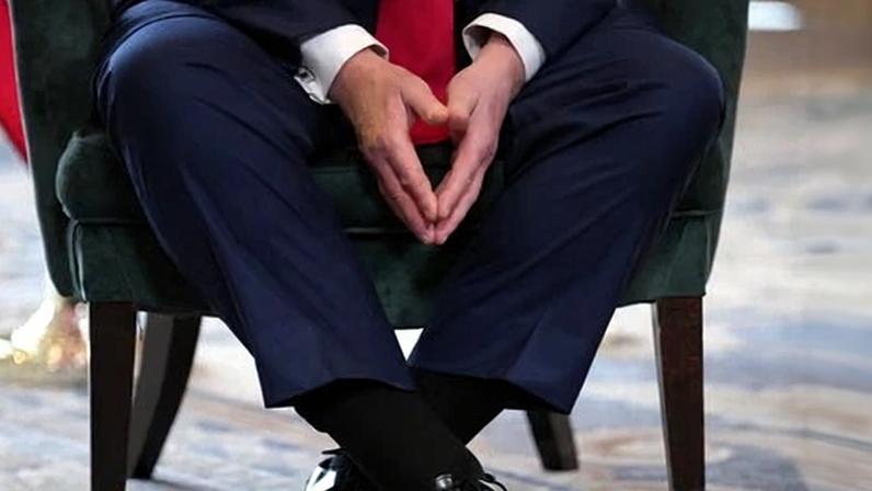 Trump presenteia membros do gabinete e visitantes com sapatos Florsheim