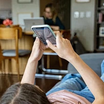 Adolescentes no Reino Unido participam de estudo com restrições de redes sociais