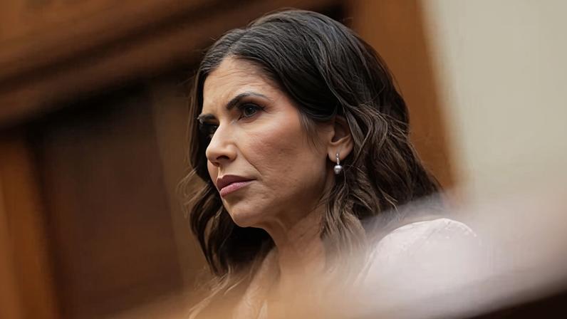 Saída de Kristi Noem do DHS não encerra táticas violentas da agência