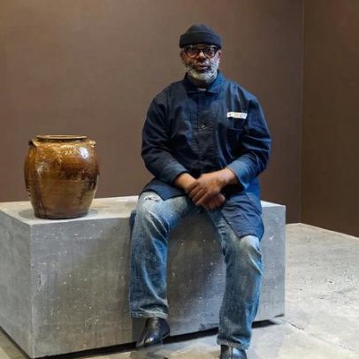 Theaster Gates doa jarro de sua coleção aos descendentes de ceramista escravizado