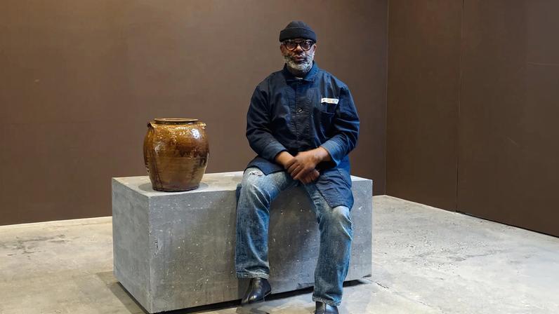 Theaster Gates doa jarro de sua coleção aos descendentes de ceramista escravizado