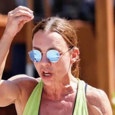 Carla Marins exibe braços musculosos em passeio na praia