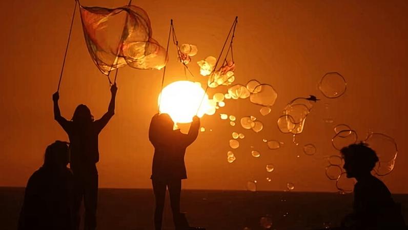Danny Thomas, 38 (left), known as ‘the Bubbleman’, and Gwyneth Manierre, 24, at the Venice Beach skate park on 11 March 2026.