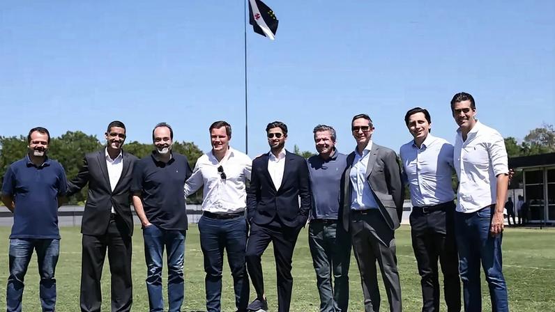 Membros da gestão do Vasco de 2022 com donos da 777 Partners (Foto: Daniel Ramalho/Vasco)