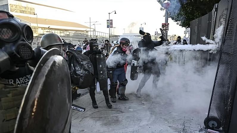 Dezenas de manifestantes No Kings são presos em LA após confronto com a polícia