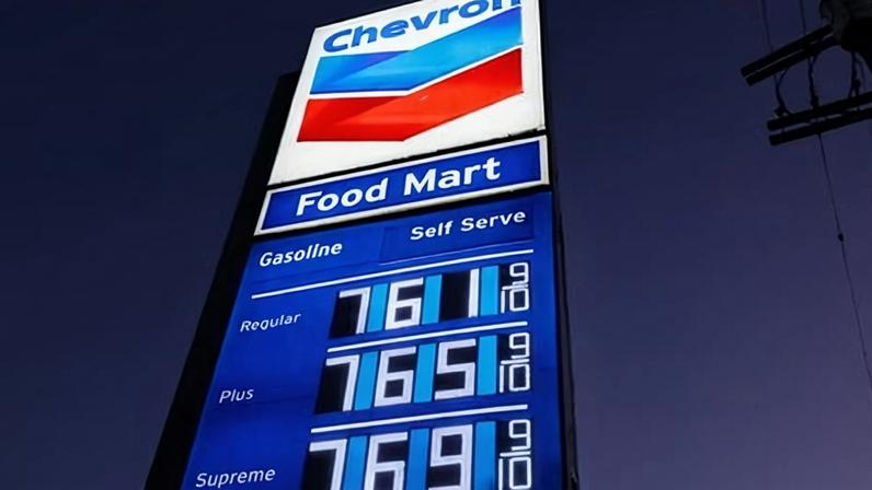 Preços da gasolina sobem; posto em Los Angeles leva o aumento ao extremo