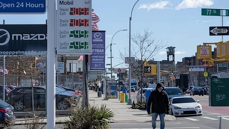 Una persona camina junto a una estación de gasolina este martes, en Nueva York (Estados Unidos).
