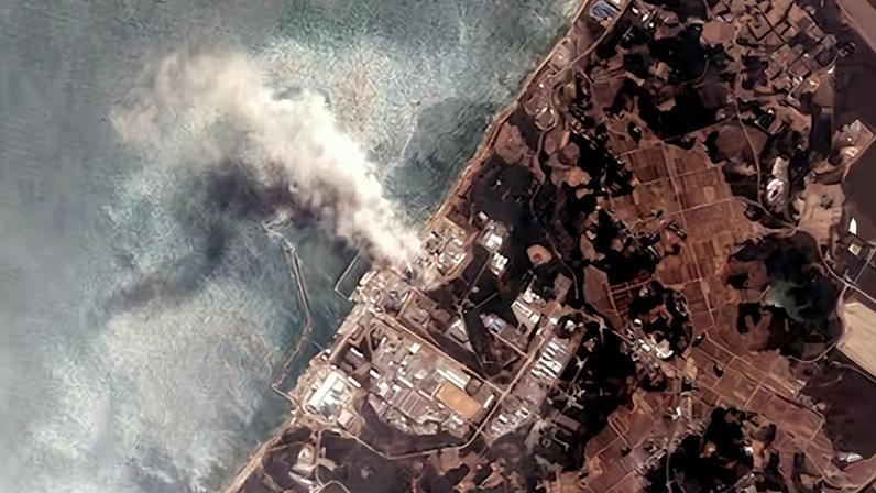 Imagen satelital en la que se aprecia la nube radiactiva en la central nuclear de Fukushima Daiichi, en Japón, golpeada por un tsunami el 11 de marzo de 2011.