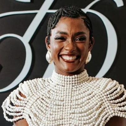 Erika Januza completa 40 anos e brilha em jantar de gala com colar da África do Sul