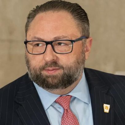 Ex-assessor de Trump repercute notícia britânica sobre Moraes em apuros