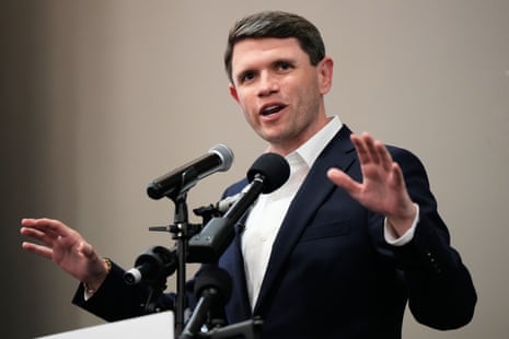 Estrela emergente democrata demonstra afeto após pastor rezar pela sua morte