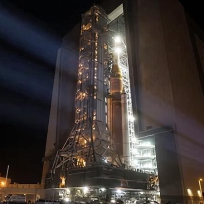 Foguete Artemis II avança para a plataforma de lançamento