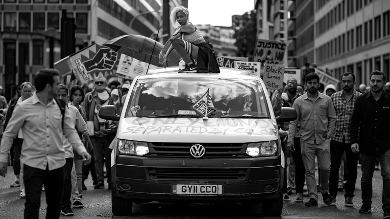 Fotógrafo Misan Harriman explora protestos e solidariedade em Londres