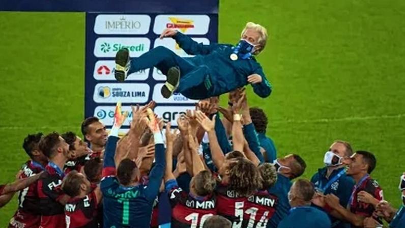 Jorge Jesus e atletas do Flamengo na comemoração após o título de campeão