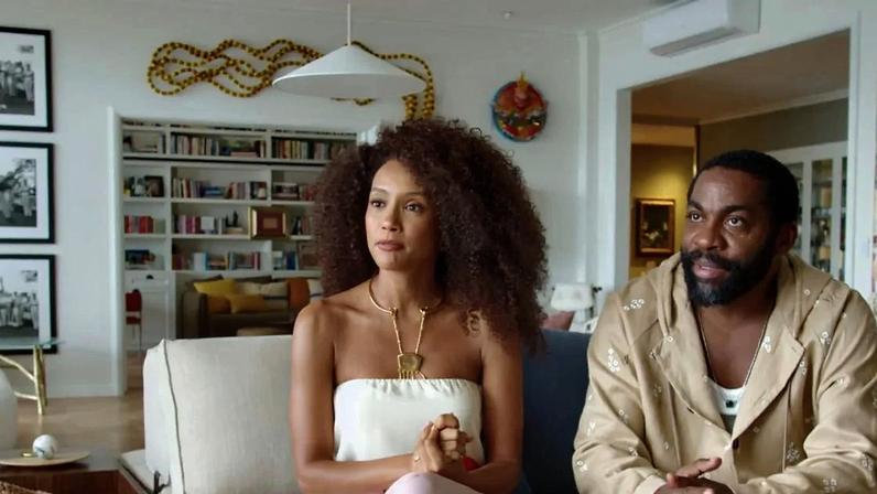 Taís Araújo e Lázaro Ramos moram em apartamento dos anos 1950 no Rio