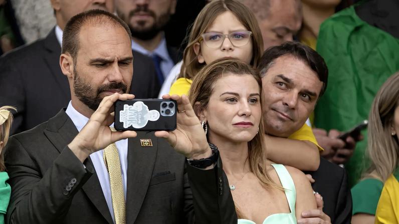Eduardo Bolsonaro e Flávio Bolsonaro, em foto de arquivo de um desfile de 7 de setembro. (Foto: Joédson Alves / EFE)