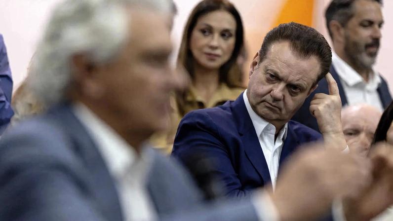 O presidente do PSD, Gilberto Kassab, observa o governador de Goiás, Ronaldo Caiado, enquanto anuncia sua candidatura. (Foto: EFE)