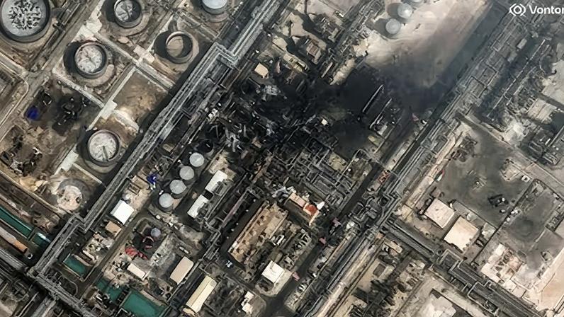 Imagen satelital de la refinería Ras Tanura oil, en la costa este de Arabia Saudí, tras ser atacada este martes por Irán.