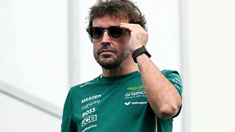 Fernando Alonso, da Aston Martin, chega ao Texas para o GP dos Estados Unidos de F1 (Foto: Jim Watson / AFP)