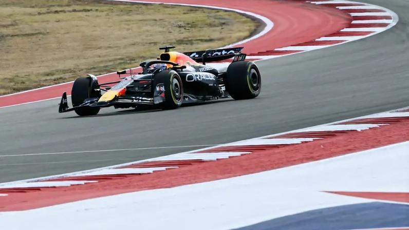 Max Verstappen correndo pela Red Bull Racing (Photo by RONALDO SCHEMIDT / AFP)