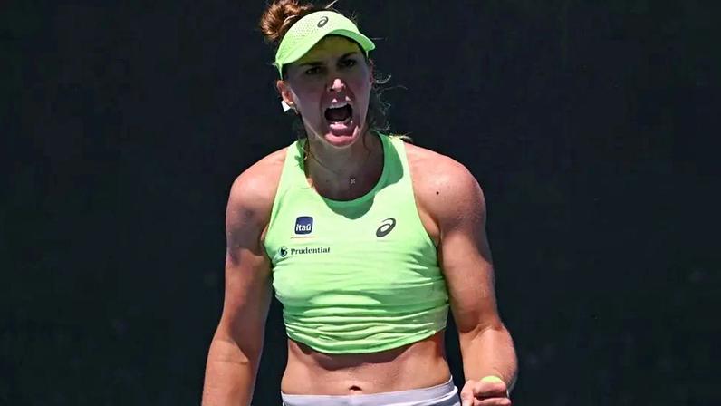 Bia Haddad celebra ponto na estreia no Australian Open (Foto: WILLIAM WEST / AFP)