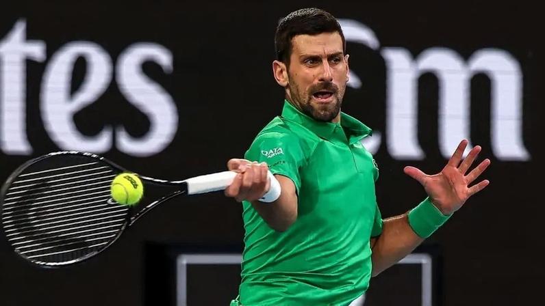 O sérvio Novak Djokovic na final do Australian Open contra o espanhol Carlos Alcaraz (Foto: by IZHAR KHAN / AFP)