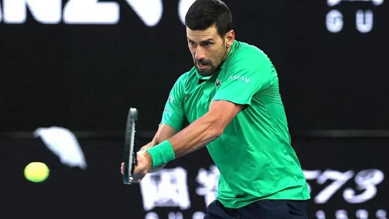 O sérvio Novak Djokovic devolve de backhand na final do Australian Open contra o espanhol Carlos Alcaraz (Foto: Martin KEEP / AFP)