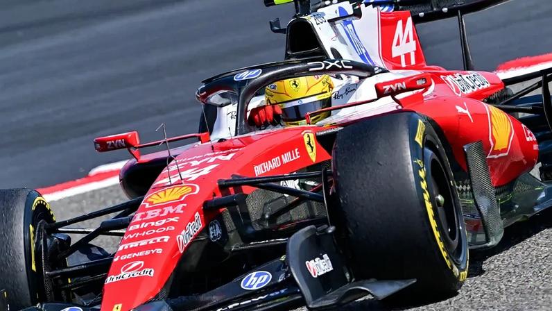 O piloto britânico Lewis Hamilton, da Ferrari, durante o terceiro dia dos testes de pré-temporada da Fórmula 1 no Bahrain International Circuit, em Sakhir, em 13 de fevereiro de 2026. (Foto: Giuseppe CACACE/AFP)