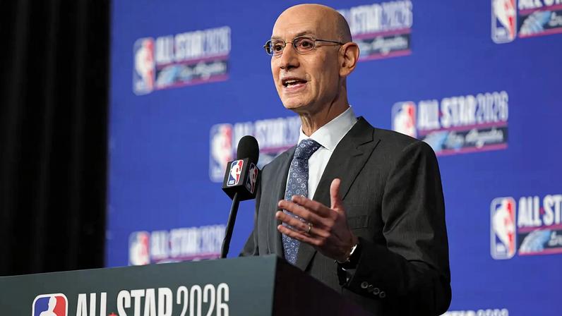 O comissário da NBA, Adam Silver, fala em coletiva durante o fim de semana do All-Star 2026 no Intuit Dome, em Inglewood, Califórnia, em 14 de fevereiro de 2026 (Foto: Ryan sirius sun/getty images via afp)