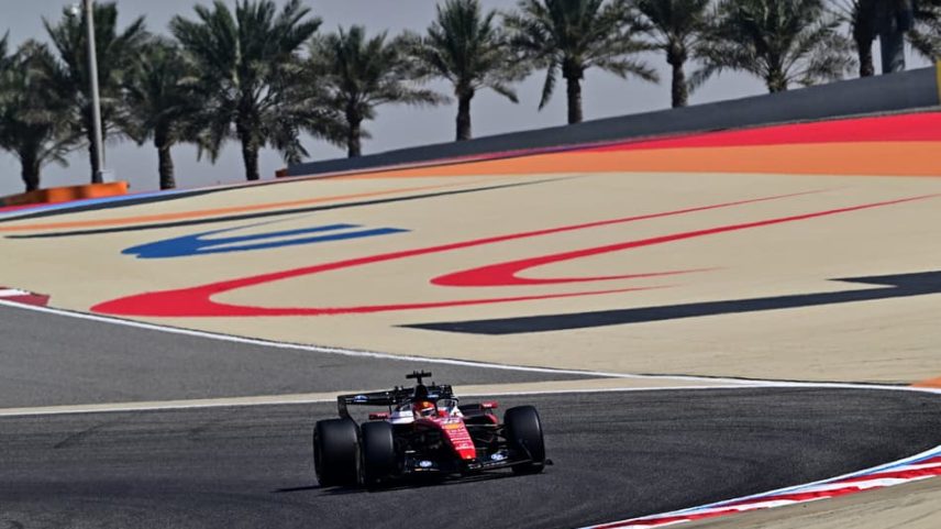 Charles Leclerc, acelera no primeiro dia dos testes de pré-temporada da Fórmula 1 no Circuito Internacional do Bahrein, em Sakhir, em 18 de fevereiro de 2026 (Foto: Giuseppe Cacace/AFP)