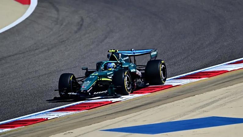 Fernando Alonso no primeiro dia dos testes de pré-temporada da Fórmula 1 no Circuito Internacional do Bahrein, em Sakhir, em 18 de fevereiro de 2026 (Foto: Giuseppe Cacace/AFP)