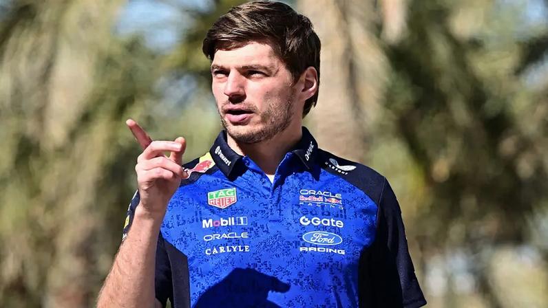 Max Verstappen caminha pelo paddock no primeiro dia do segundo teste de pré-temporada da Fórmula 1 no Circuito Internacional do Bahrein (Foto: Giuseppe Cacace/AFP)