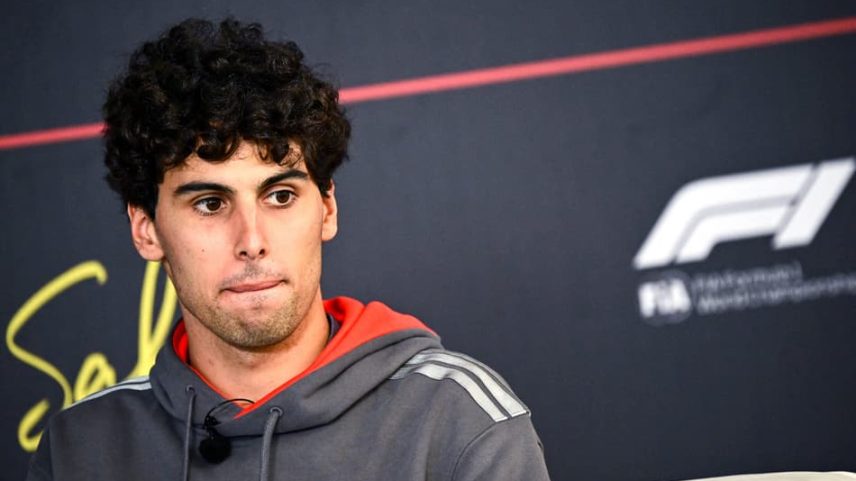 O brasileiro da Audi Gabriel Bortoleto caminha pelo paddock no primeiro dia do segundo teste de pré-temporada da Fórmula 1 no Circuito Internacional do Bahrein, em Sakhir, em 18 de fevereiro de 2026 (Foto: Giuseppe cacace/afp)